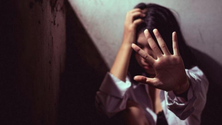 Greqi  14 vjeçarja shqiptare dhunohet nga e ëma se ishte shtatzënë  aborton fëmijën  Arrestohet 35 vjeçarja