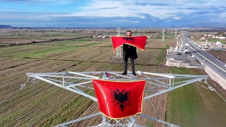 Shqiptari sfidon lartësinë për 28 nëntorin  hipën në shtyllën e lartë për të vendosur flamurin kombëtar  VIDEO 