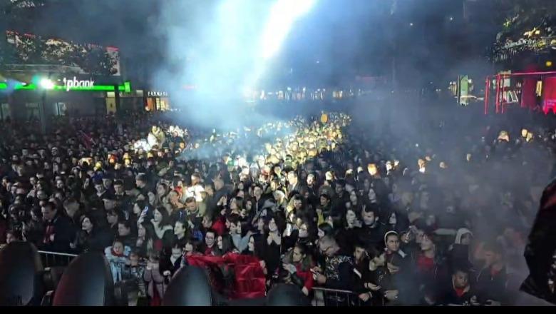 Flamuj kuq e zi  spektakël dronësh e fishekzjarrësh  Vlora mbyll festimet e 28 nëntorit me koncert  qytetarët mbushin bulevardin e qytetit