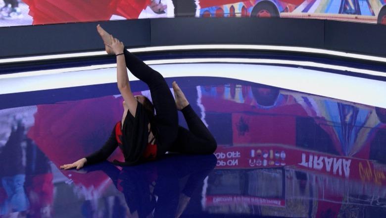 113 vjetori i Pavarësisë  Akrobatja performon live në studion e Report Tv me motive kuq e zi  VIDEO 
