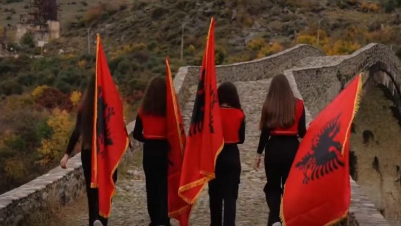 Festat e Nëntorit  kartolina festive nga nxënësit e shkollës  Ismet Çela  në Dragoç  VIDEO 