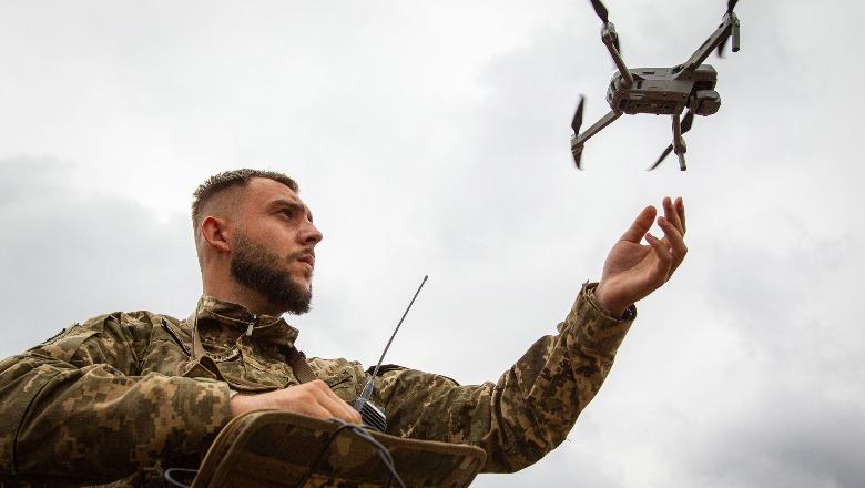 Pilotët ukrainas të dronëve i drejtohen inteligjencës artificiale për epërsi në fushëbetejë