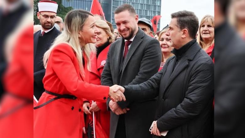 E kritikoi për koshat e plehrave  Braçe nxjerr foton me Anuela Ristanin  Ishte gëzim i madh 