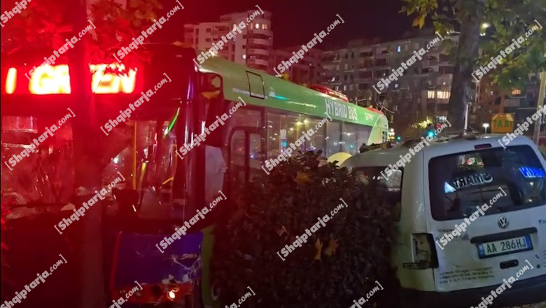 Autobusi përplaset me pemën dhe nxjerr makinën e parkuar në trotuar  devijoi për të mos përplasur çiklisten  VIDEO 