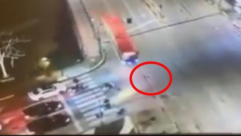 Tiranë/ I preu rrugën, momenti kur autobusi merr përpara vajzën që lëvizte me biçikletë! Arrestohet shoferi, 18-vjeçarja dhe 3 pasagjerë në spital (VIDEO)