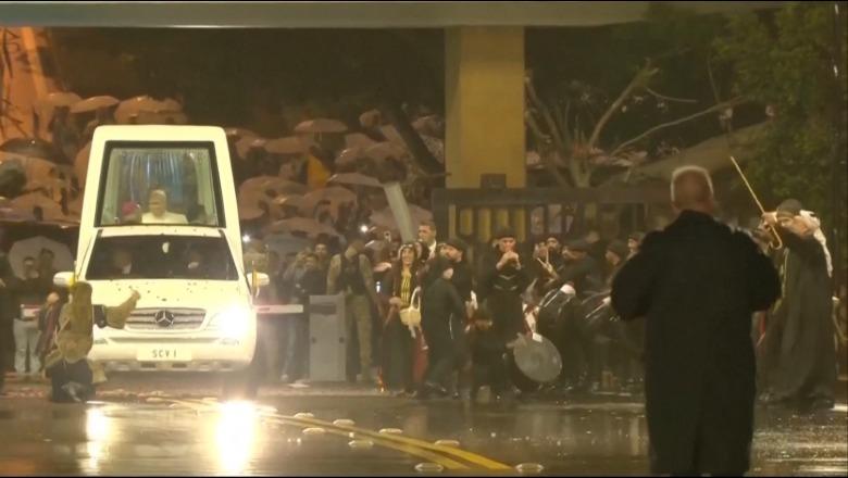 Papa Leone XIV vizitë në Liban, pritja e veçantë nga grupi i valltarëve! Muzikë, kuaj, petale e oriz (VIDEO)