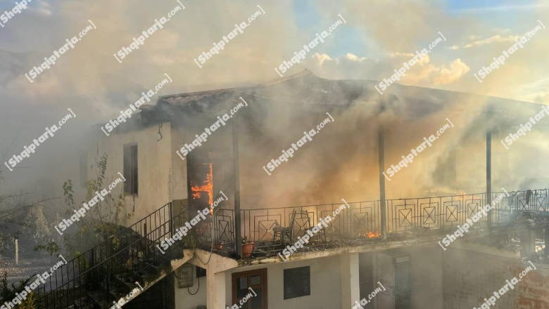 Flakët përpijnë katin e dytë të banesës në Gramsh  forcat zjarrfikëse mbërrijnë në vendngjarje