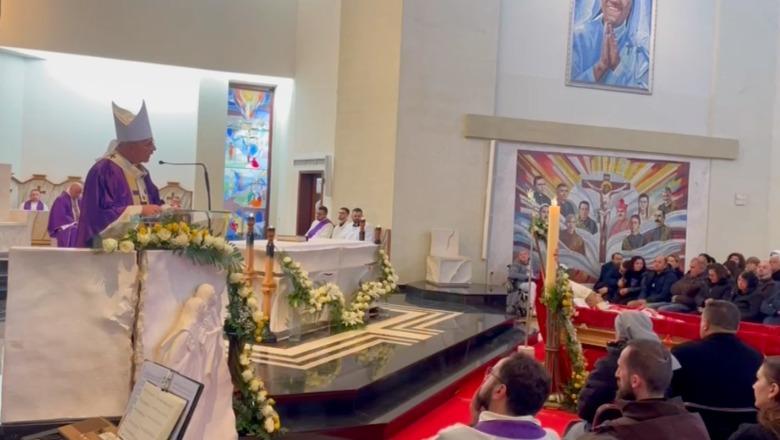 I jepet lamtumira ipeshkvit të Sapës  Imzot Simon Kullit  Qindra meshtarë dhe besimtarë të pranishëm  Mesazh ngushëllimi edhe nga Papa Leone XIV