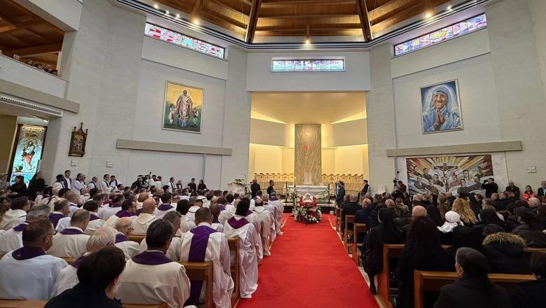 Ndërroi jetë në moshën 52-vjeçare, Ipeshkvi i Sapës, Simon Kulli përcillet në banesën e fundit 