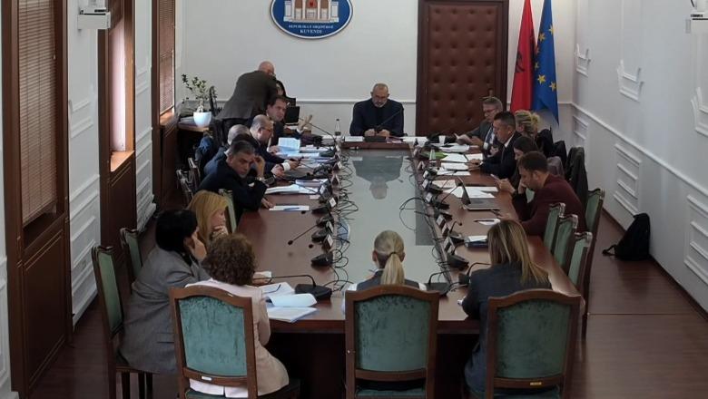 Pr ligji për konfliktin e interesit  Jo zyrtarë biznesmenë  s mund të kenë punë të dytë  Deputetët kritika  Konflikte me parime që i ka rregulluar Gjykata Kushtetuese