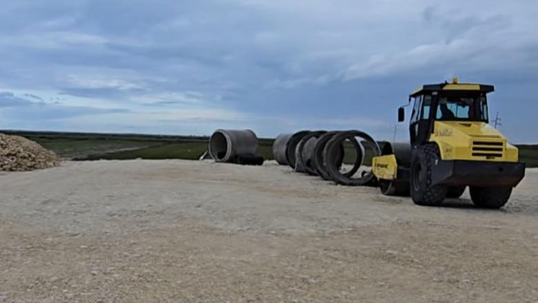 Fier  banorët e Levanit në protestë  Tokën e bukës po na e marrin për panele diellore  Akuza Kadastrës dhe Bashkisë për tjetërsimin e pronës