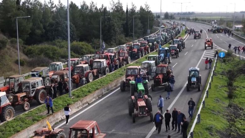 Greqi  Fermerët vijojnë me protestat  Subvencione ose bllokojmë portet dhe doganat