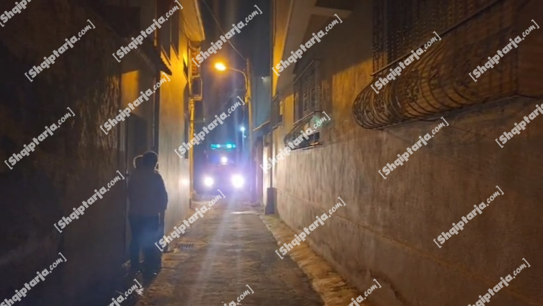 Elbasan  Merr flakë banesa në lagjen  Kala   zjarrfikësja nuk futet dot në rrugicat e ngushta