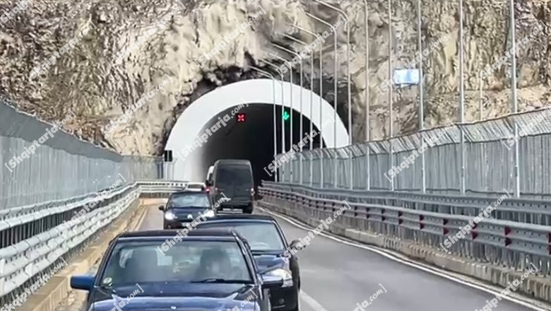 Dibër  Aksident në  Rrugën e Arbrit   makina përplaset me furgonin  policia drejt vendngjarjes  VIDEO 