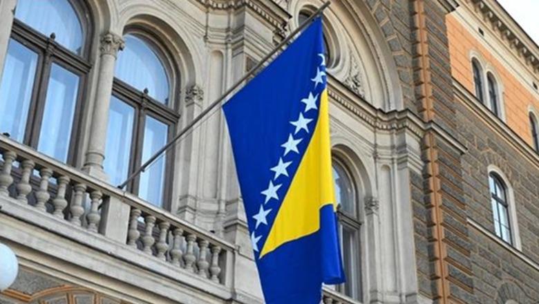 Enver Robelli  Një shtet si një labirint