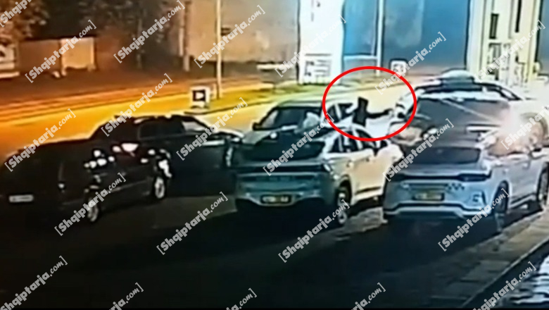 Report Tv siguron VIDEON e ekzekutimit të biznesmenit Mëhalla në Elbasan  momenti kur autori zbret nga makina e tij dhe e qëllon disa herë brenda Range Rover it