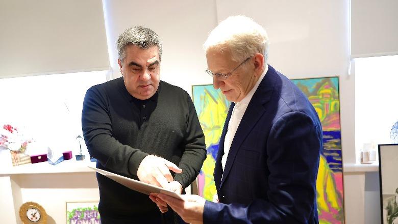 Gonxhja takim me maestro Shlomo Mintz  një nga figurat më të shquara të muzikës klasike botërore  Vitin tjetër  Violinat e shpresës  do të vijë në Shqipëri