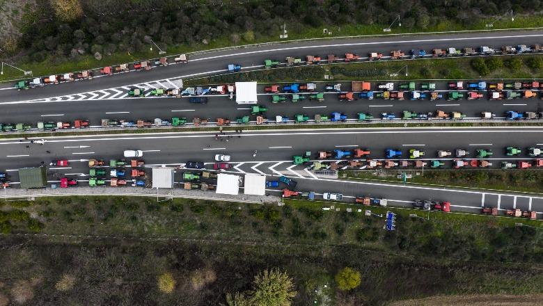 Greqia e  paralizuar   fermerët vijojnë të bllokojnë rrugët kombëtare  Aksi Kakavijë Janinë i pakalueshëm nga ora 18 00 21 00