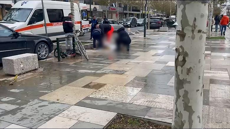 E rëndë në Vlorë  50 vjeçarja përplas kokën në bordurat e rrugës  ndërron jetë  Dyshohet se u rrëzua për shkak të erës së fortë