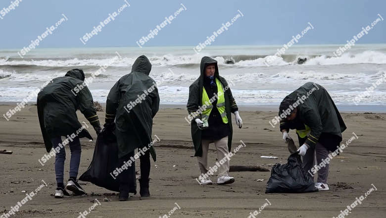 Fier  Tonelata mbetje pushtojnë bregdetin  nis aksioni i pastrimit në zonën e Semanit
