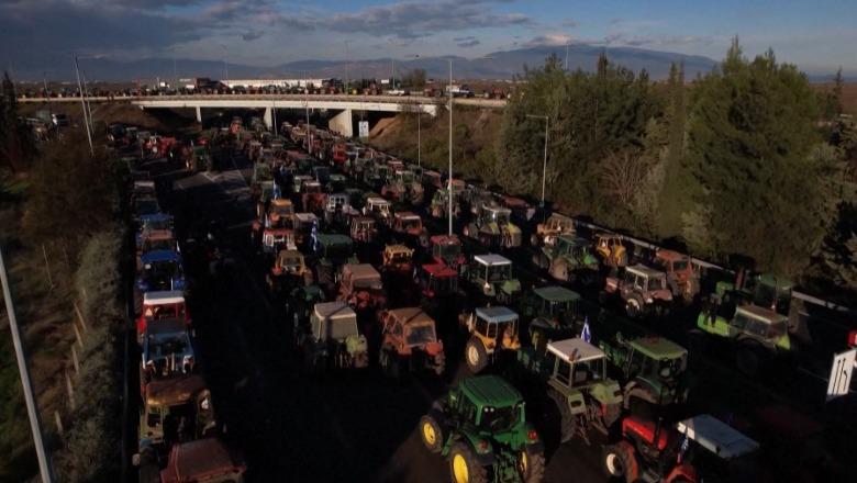 Fermerët grekë zgjerojnë protestat në 4 rajone  bllokadë edhe gjatë festave  Aksi Kakavijë Janinë i pakalueshëm nga ora 18 00 21 00