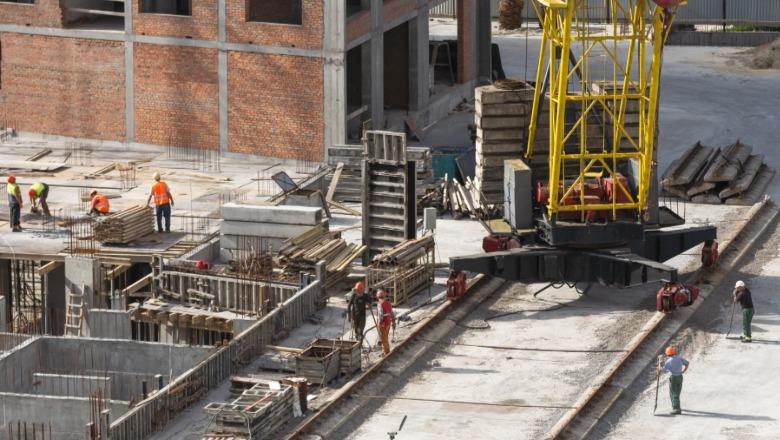 Ulen kostot  por çmimet e apartamenteve vetëm rriten  Ndërtuesit  justifikohen  me pagat  por shumica i japin nën dorë 