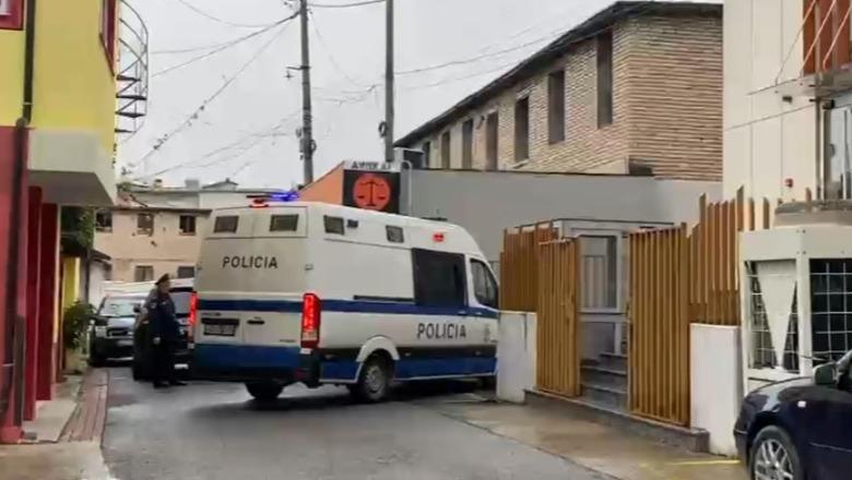  Vrasja e Mondi Mëhallës në Elbasan, mbërrijnë në gjykatë ish-ortaku dhe roja i karburantit! Do njihen me masën e sigurisë