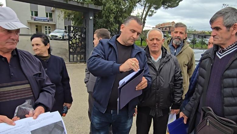 ‘Salillari na mori tokat për të ndërtuar panele’, banorët e Levanit padi në komisariatin e Fierit: Nuk lejojmë të hedhin gurë mbi arat me grurë