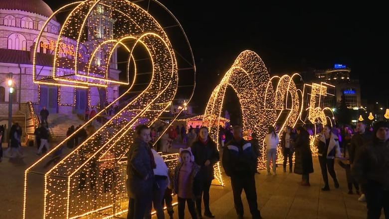 Ndizen dritat, Korça nën dekorin festiv të festave të fundvitit