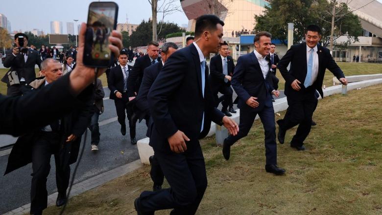 Macron bëhet viral në rrjet, vrapon dhe anashkalon sigurinë për të përshëndetur turmat e studentëve që brohorisnin 