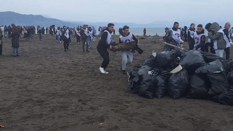 Nxënës dhe studentë pastrojnë bregdetin e Velipojës, kryeministri Rama ndan pamjet: Shembull frymëzimi 