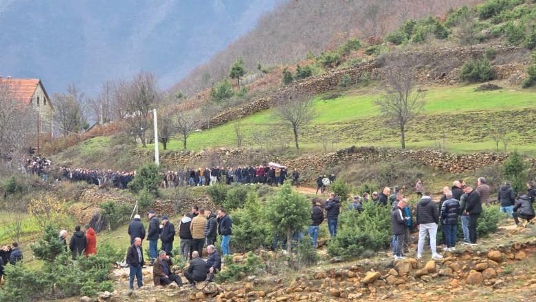 U vra me thikë nga bashkëmoshatari në Durrës, përcillet për në banesën e fundit 15-vjeçari nga Bulqiza