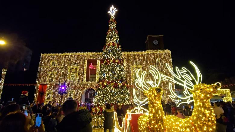 Ndizen dritat e festave në Durrës, qindra qytetarë dhe fëmijë i bashkohen ceremonisë së përvitshme