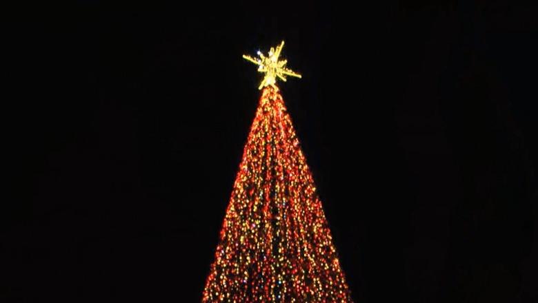 Festat e fundvitit, ndizen dritat e Pemës në ‘Sheshin Skënderbej'