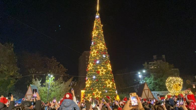 Atmosferë magjike/ Elbasani ndriçohet për Festat e Fundvitit, ceremonia në sheshin kryesor të qytetit (VIDEO)