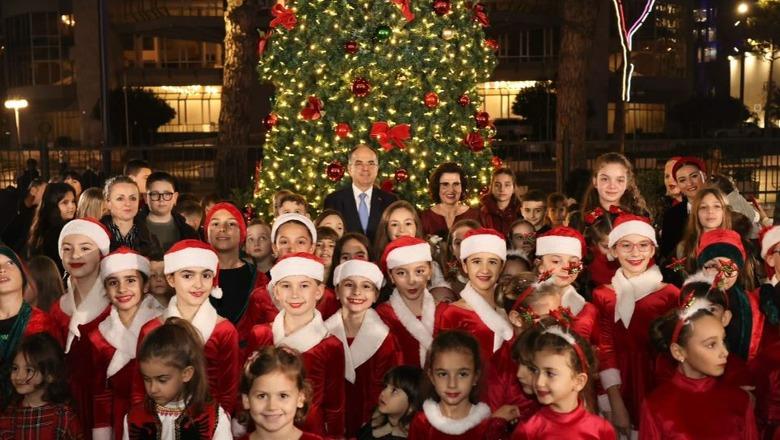 Në vigjilje të festave të fundvitit/ Presidenca ndez dritat e pemës së Krishtlindjeve me miq të veçantë