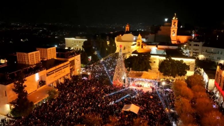 Ndizet për herë të parë që nga fillimi i luftës në Gaza pema e Krishtlindjeve në Betlehem