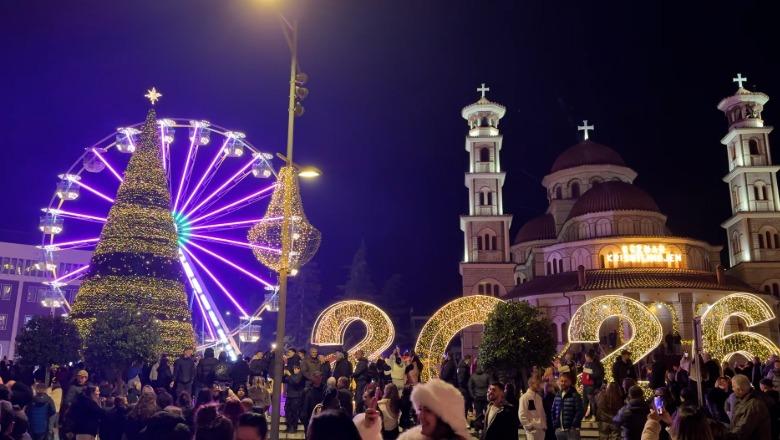 Atmosferë magjike, Korça ndriçohet për festat e fundvitit! Qindra qytetarë dhe vizitorë mblidhen në qendër të qytetit