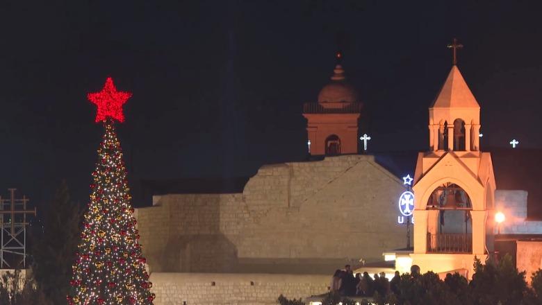 Ndizet për herë të parë që nga fillimi i luftës në Gaza pema e Krishtlindjeve në Betlehem (VIDEO)