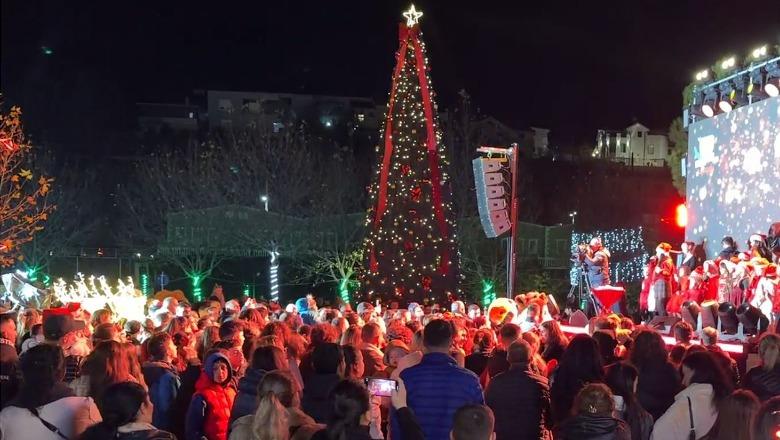 Lezha ndez dritat e festave të fundvitit, qindra qytetarë i bashkohen ceremonisë së përvitshme (VIDEO)