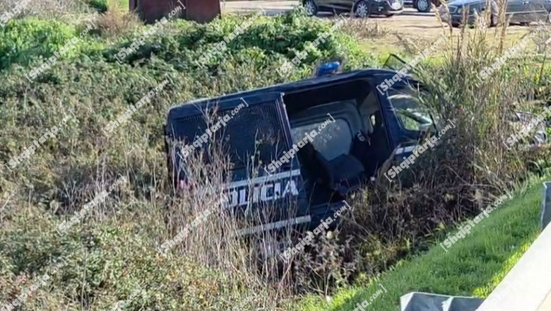 Furgoni i FNSH përplaset me makinën dhe përfundon në kanal, 2 efektivë të plagosur nga aksidenti në kthesën e Çakranit