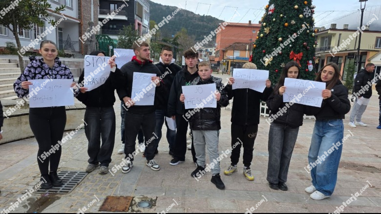 Protestë paqësore në Bulqizë pas vrasjes së Erjon Boba: Të rinjtë duhet të ndihen të sigurt kudo! E afërmja e 15-vjeçarit: Duajeni më shumë jetën