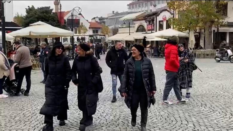 Prizreni gëlon nga vizitorët nga Tirana, Prrenjasi e Vlora, vals dhe valle popullore në zemër të qytetit