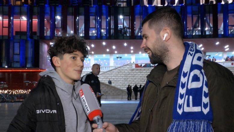 Prag-derbi, tifozi i Tiranës i vendos gazetarit të Report Tv shallin bardheblu: Rëndësi ka vetëm fitorja kundër Partizanit