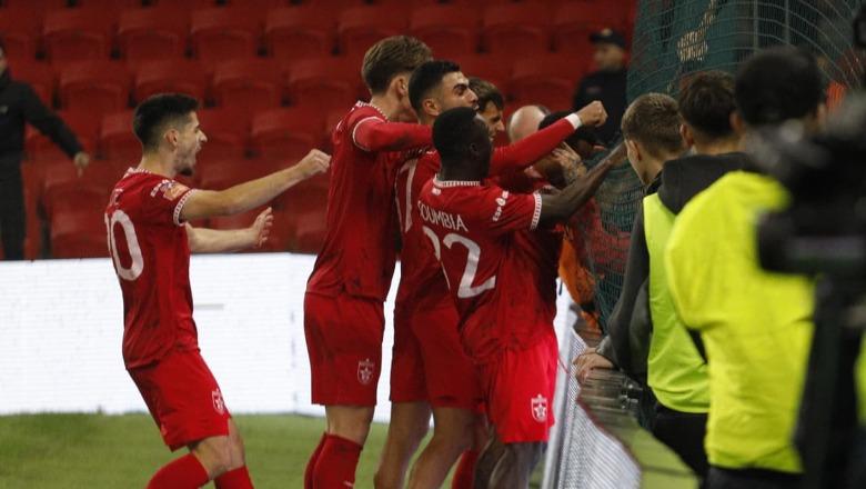 LIVE/ Vetëm 7 minuta lojë, të kuqtë zhbllokojnë derbin me Human! Tirana 0-1 Partizani në stadiumin 'Air Albania'