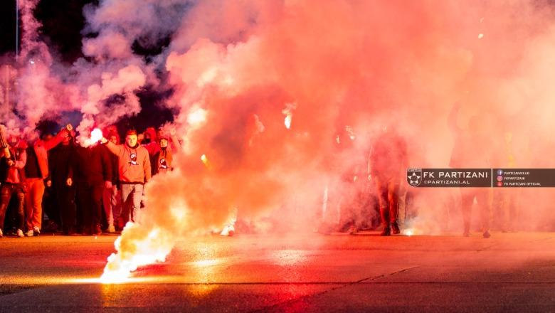 Hodhi lëndë piroteknike në fushë gjatë derbit Tirana-Partizani, nis hetimi për 20-vjeçarin