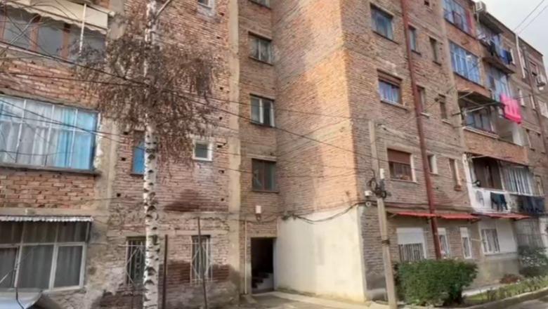  Korçë/ 70-vjeçarja gjendet e pajetë në banesë, dyshohet se ndërroi jetë ditë më parë! Fqinja: Ishte e paralizuar, djalin e ka në burg 