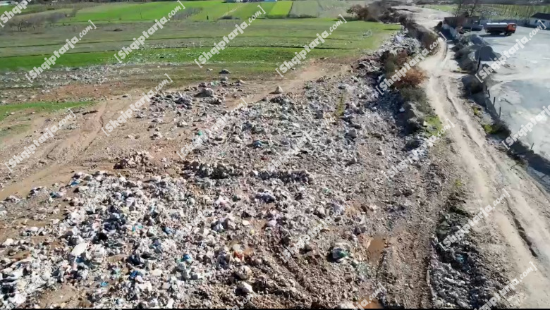 Pogradec/ Ndotje alarmante në fshatin Çërravë, çahet diga e rezervuarit dhe nxjerr tonelata me plehra në tokat bujqësore (VIDEO me dron)