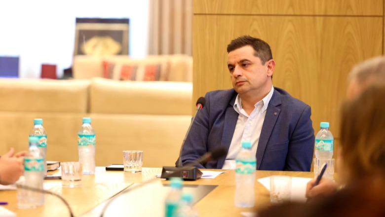 Ervin Ceca ‘betohet’ si kryebashkiak i Beratit: Nëpërmjet bashkëpunimit, do të arrijmë rezultate! Ministri Demo: Do të ruajë vlerat e qytetit