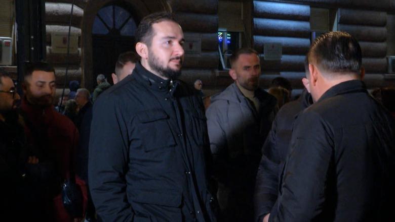 Pas foltores në Durrës, Ervin Salianji i bashkohet protestës së Sali Berishës (VIDEO)